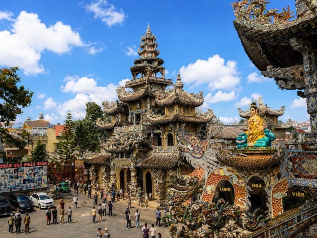 Du khách tham quan Chùa Ve Chai Đà Lạt nổi tiếng tại Đà Lạt