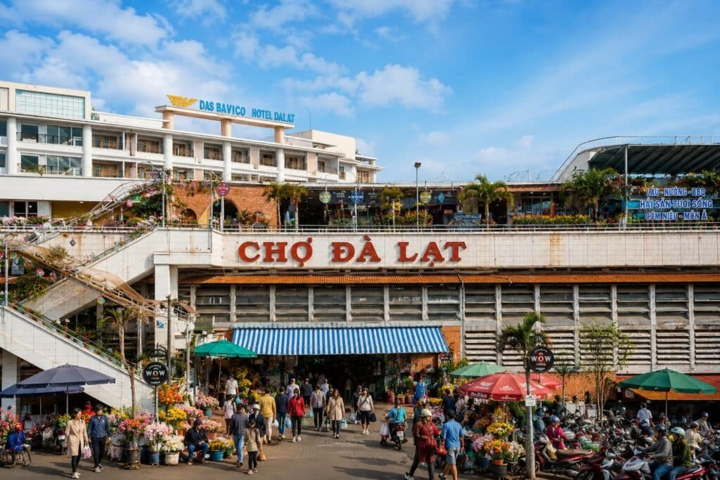 Du khách check in tại địa điểm du lịch Đà Lạt gần trung tâm thành phố