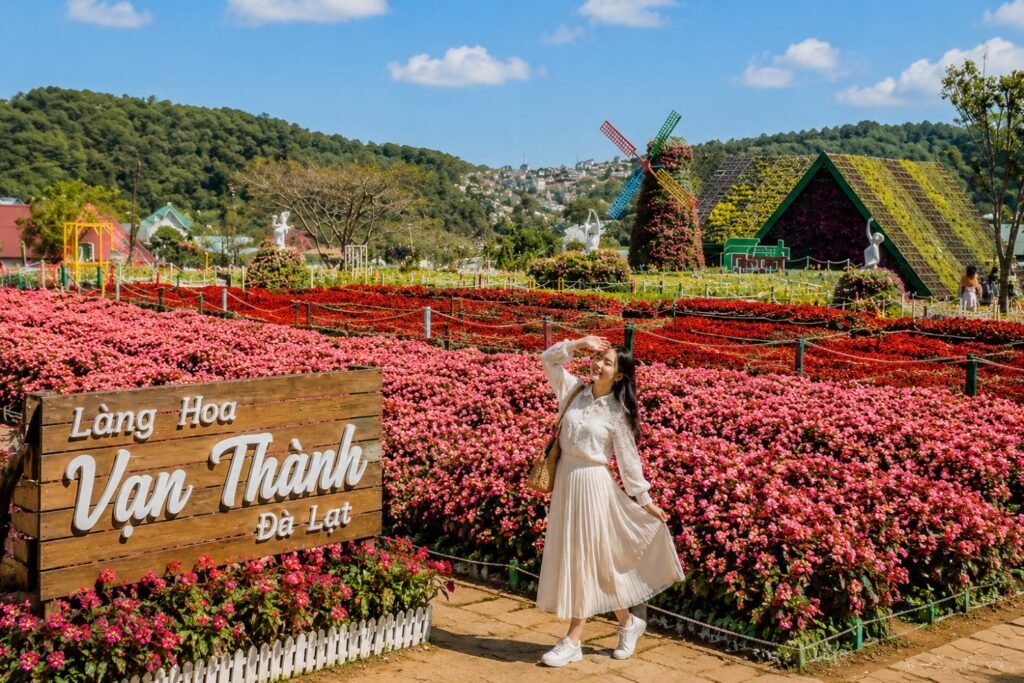 Du khách check in tại Làng Hoa Vạn Thành nổi tiếng ở Đà Lạt