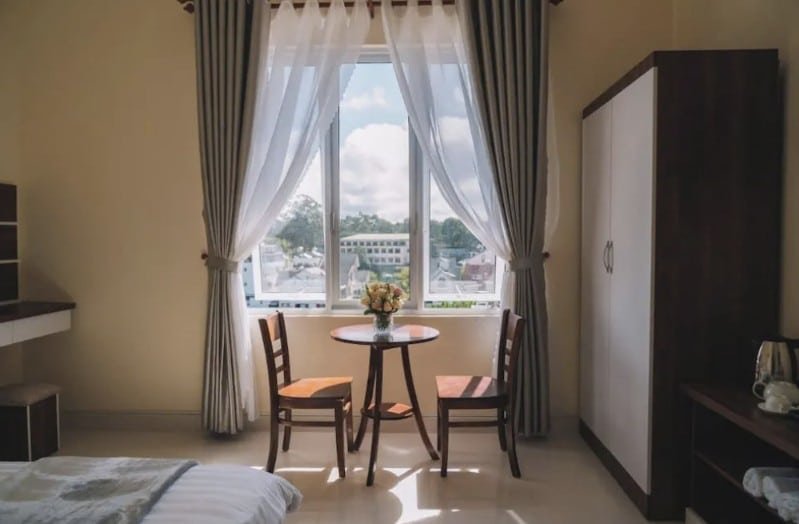 Nội thất trong phòng tại khách sạn 2 sao Đà Lạt Phát Lợi Hotel