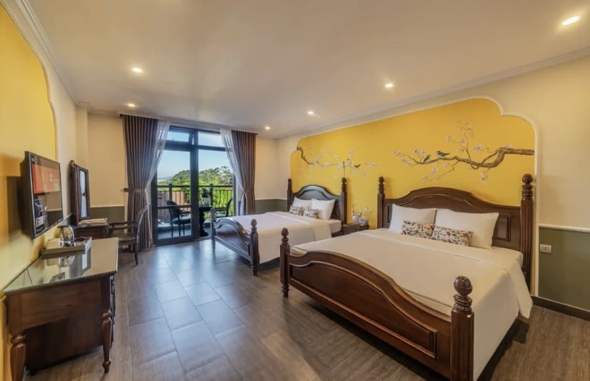 Phòng đôi view sang trọng tại khách sạn 2 sao Đà Lạt Charlie Mansion